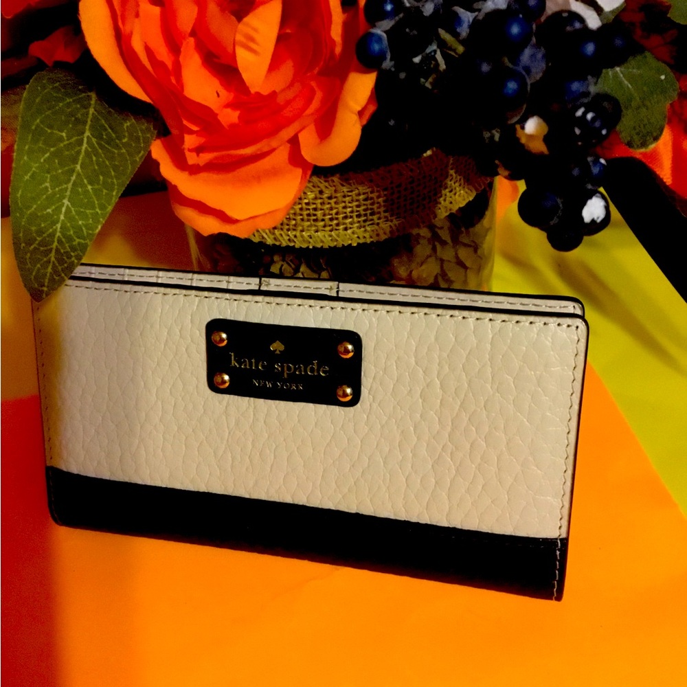 Kate spade long wallet in great condition